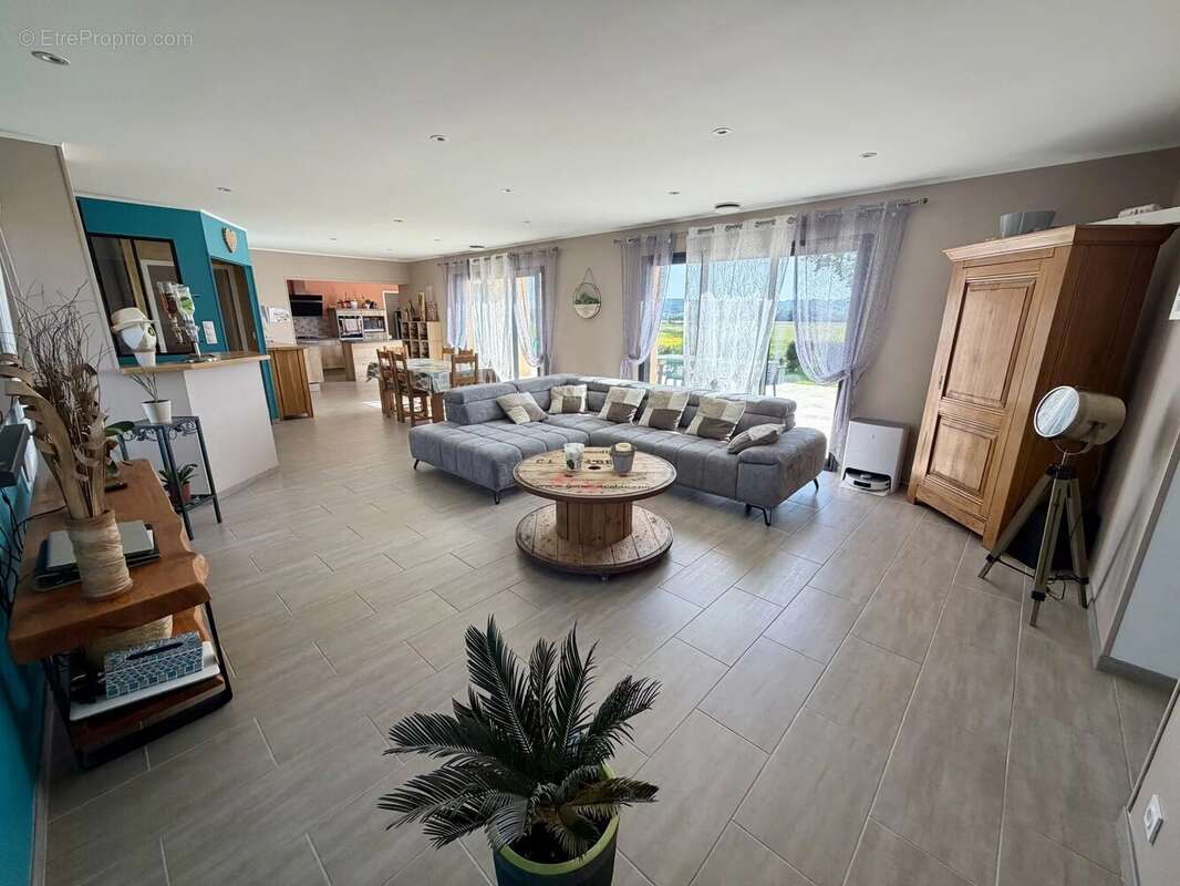 Maison contemporaine de plain-pied de 155m2 habitables avec dépendances sur un terrain de 2 839m2 clos - photo 2