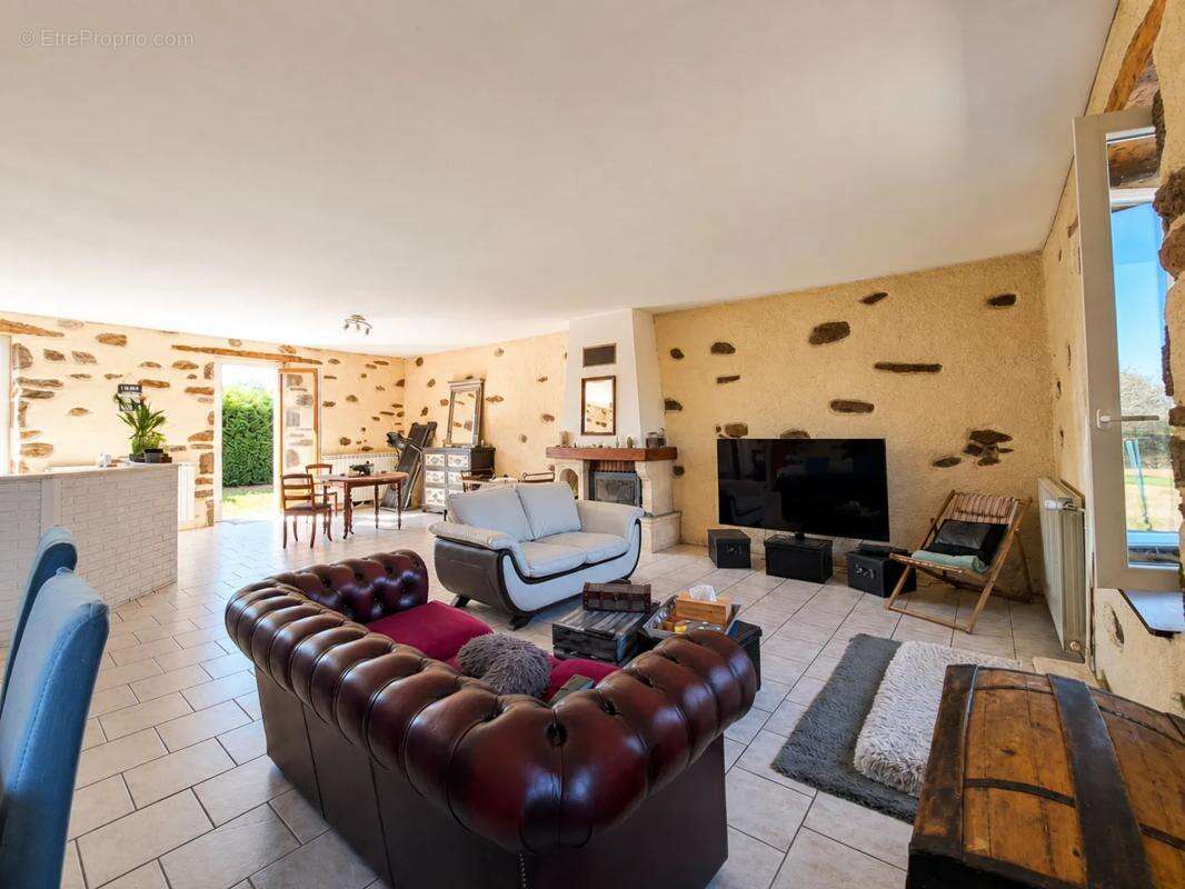 Maison avec dépendance sur 6000m2 de terrain - photo 3