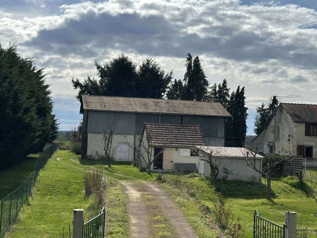 Terrain à COURS-LES-BARRES