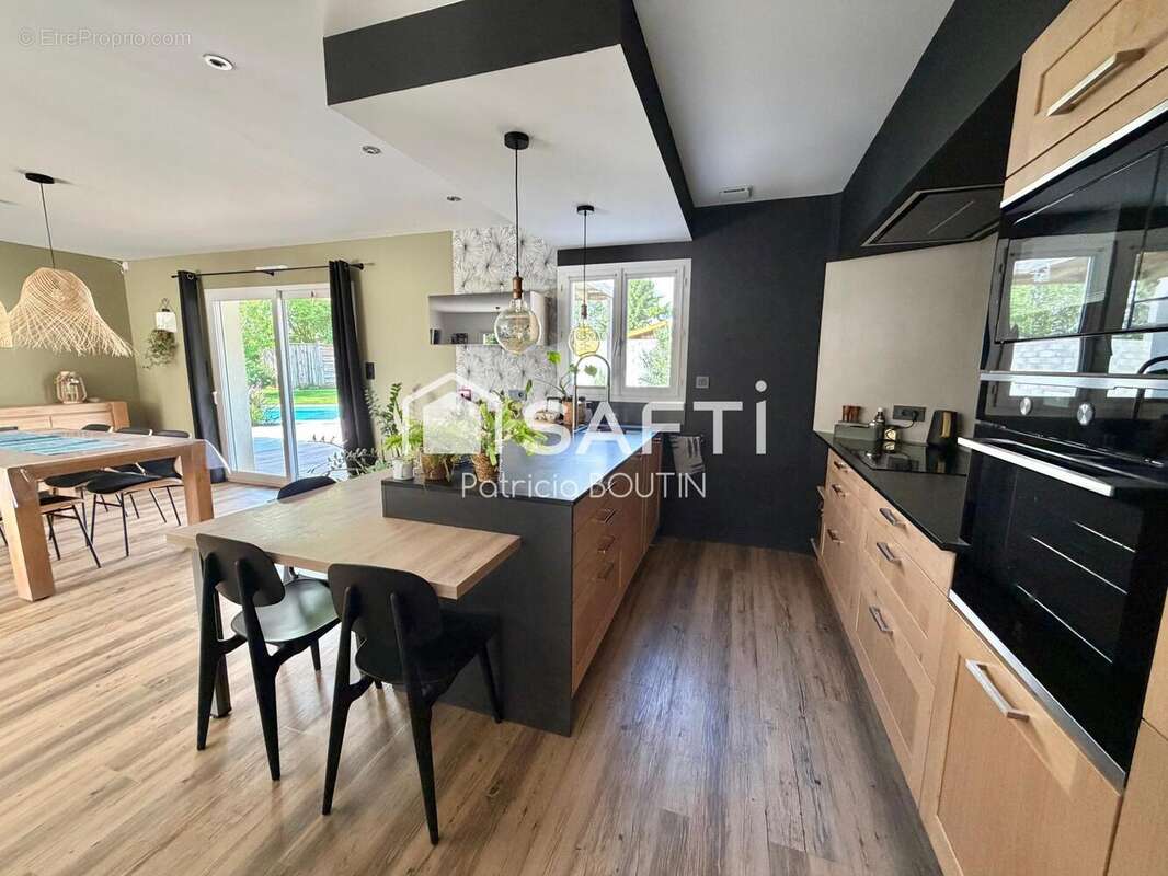 Maison 131 m² à Saint-Christophe-Sur-Roc  - photo 2