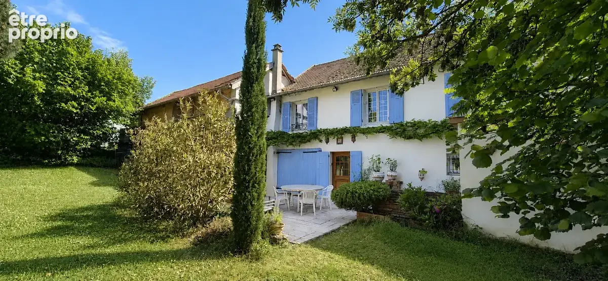 Bâtisse de 140 m2 habitables sur parce de 3375 m2, avec garage, grange et caves. - photo 1