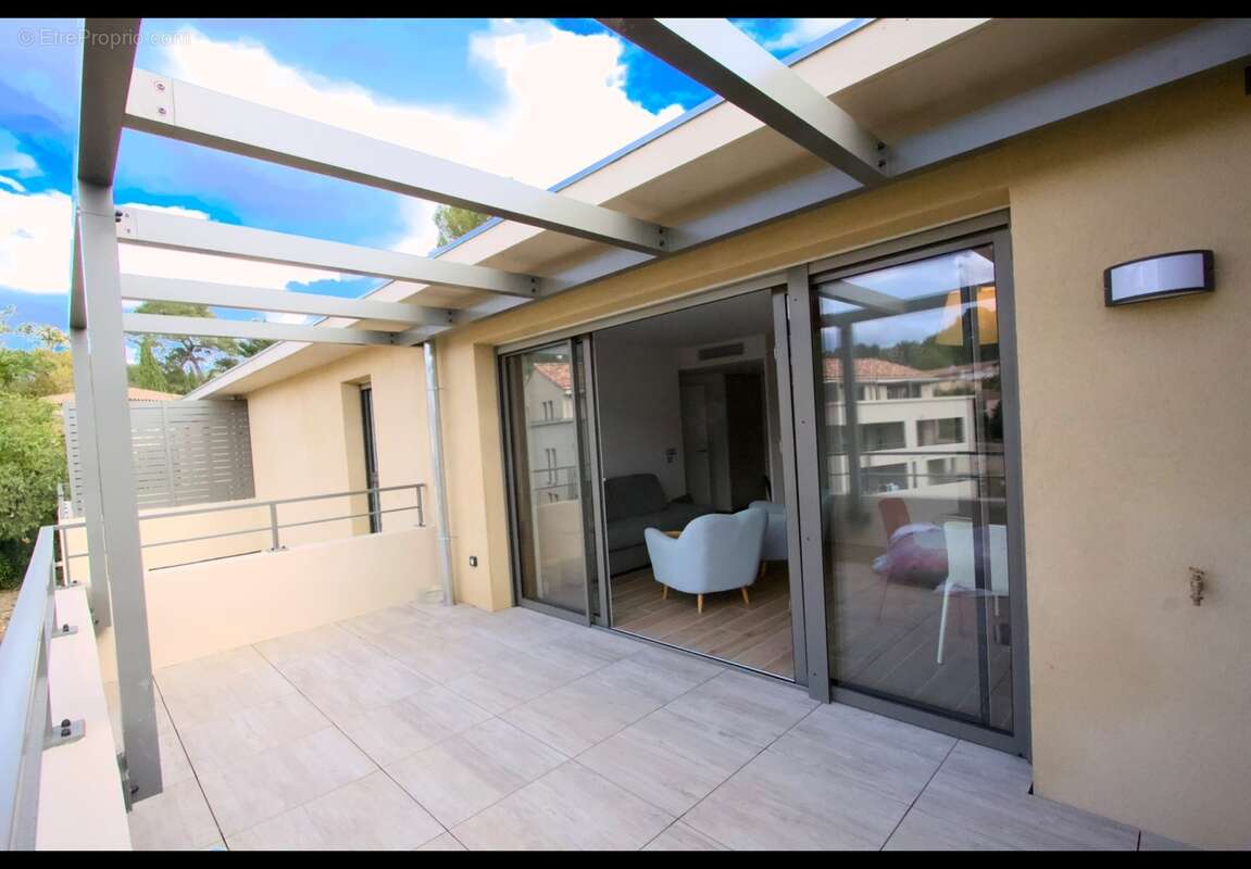 Appartement à vendre 2 pièces  dernier étage terrasse ascenseur et garage AIX EN PROVENCE (13) - photo 2