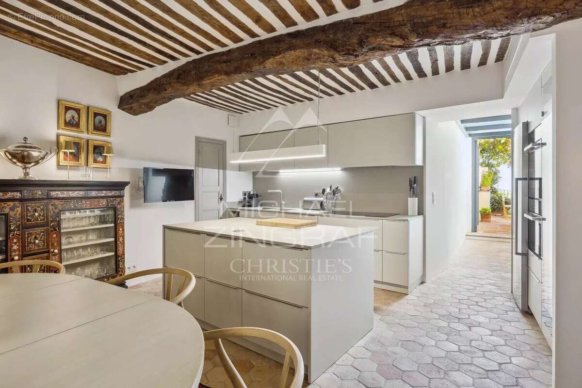 Maison à CHATEAUNEUF-GRASSE