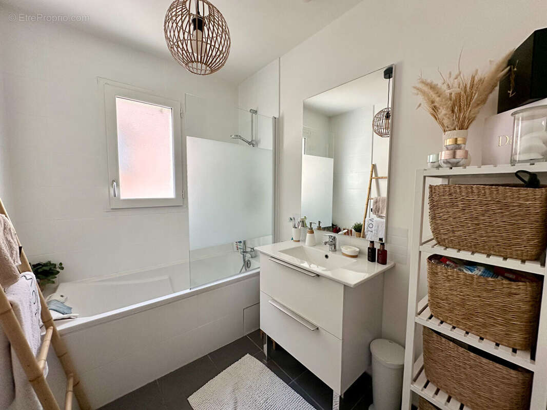 Appartement à LE REVEST-LES-EAUX