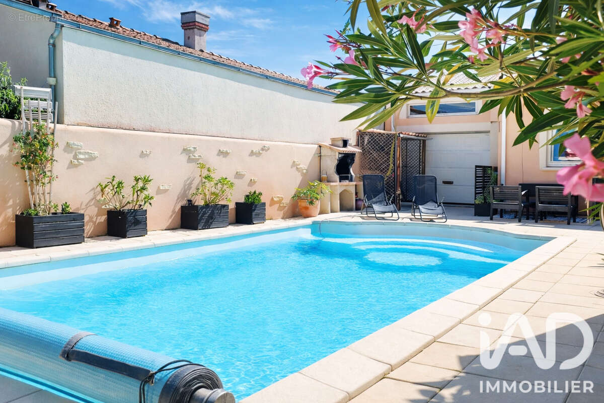 Maison 128 m² à Saint-Rogatien  - photo 2