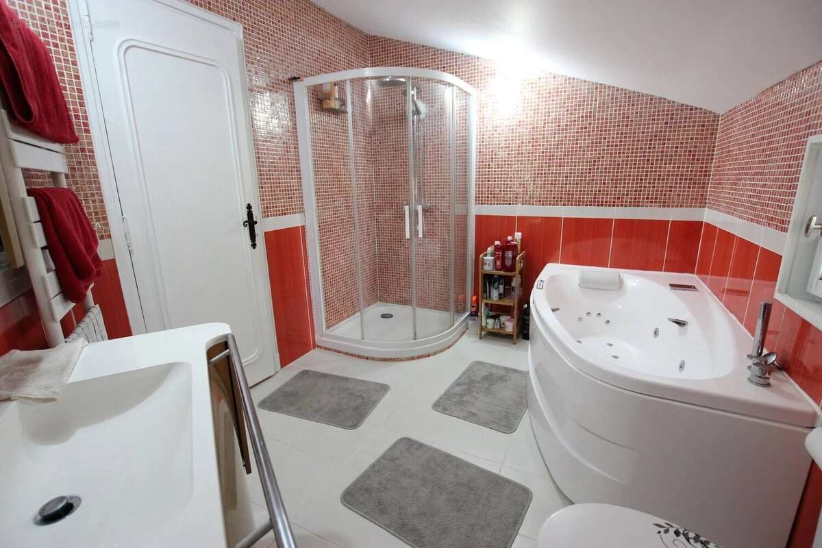 Maison individuelle haut de gamme avec piscine, située au cœur d'un magnifique parc privé - photo 13