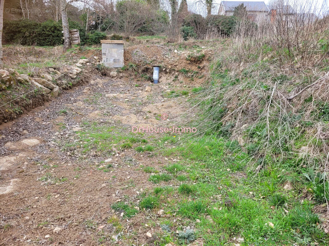 Terrain à CHARBONNIERES-LES-VARENNES