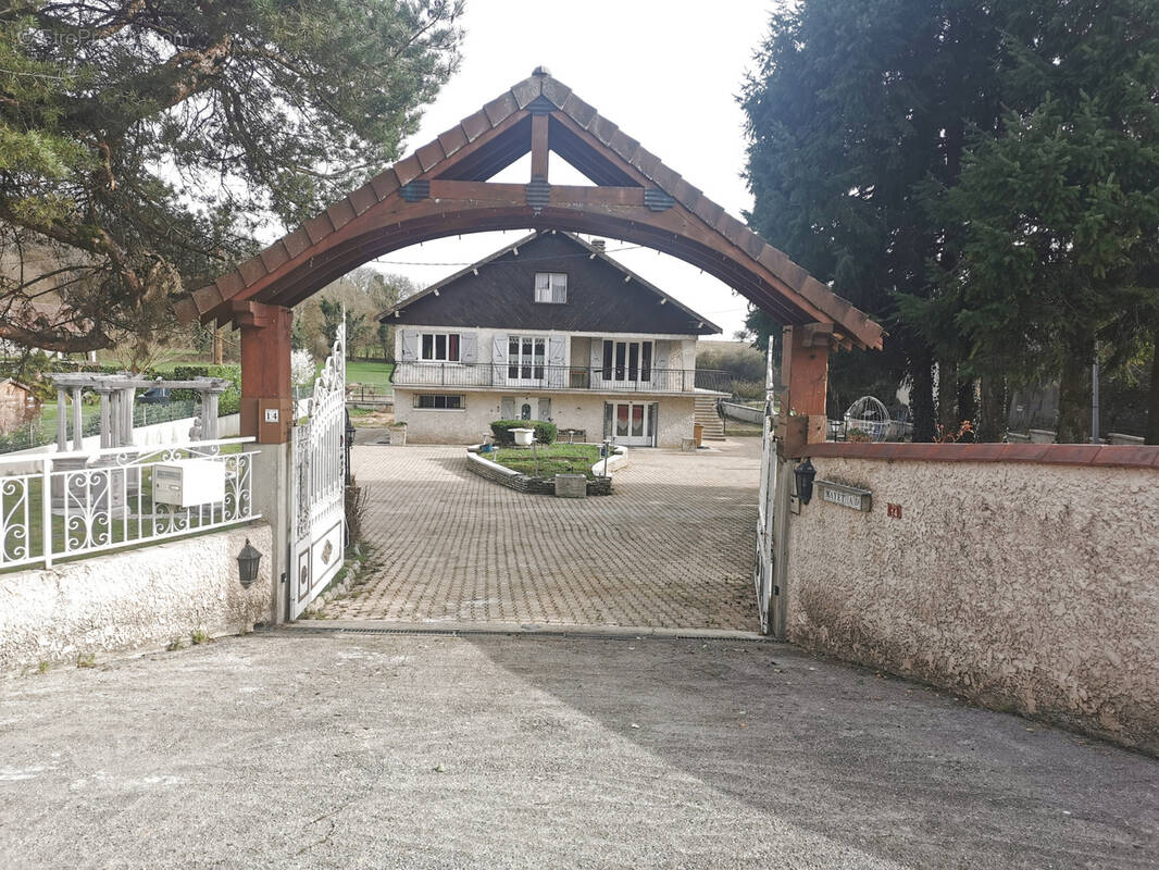 Maison à SAINT-BAUDILLE-DE-LA-TOUR