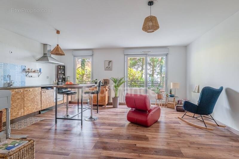 Appartement à NEYRON