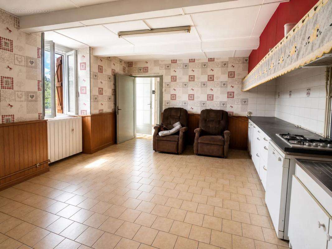 Maison de 130,94 m² à rénover avec dépendances et jardin - photo 3