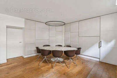 Commerce à PARIS-8E