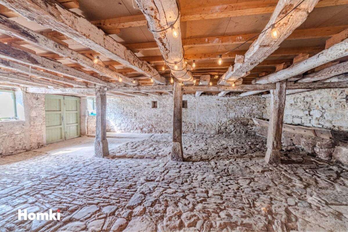 Ferme de village T8 de 168m² entièrement rénovée avec dépendances - Saint-Hymetière-sur-Valouse - photo 14