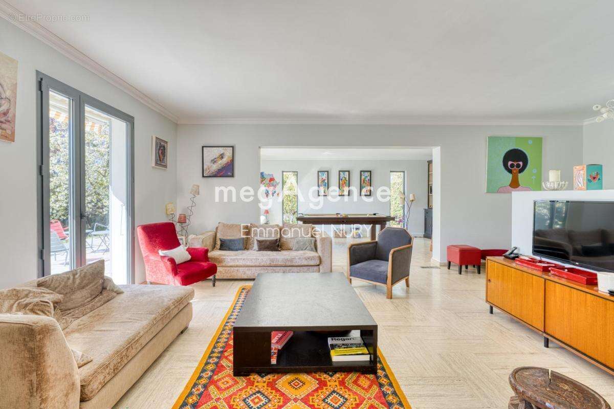 Maison spacieuse de 230 m² avec 5 chambres & piscine - photo 2