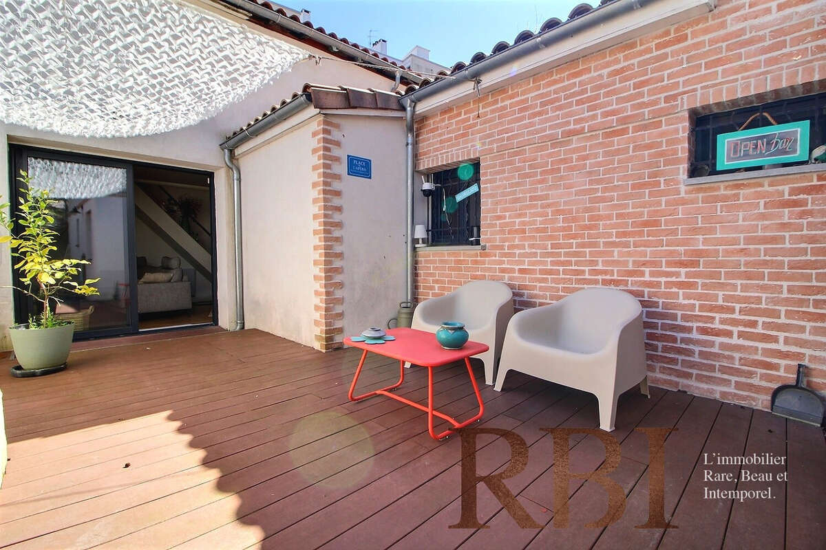 Maison rénovée avec terrasse, stationnements et prestations contemporaines - photo 3