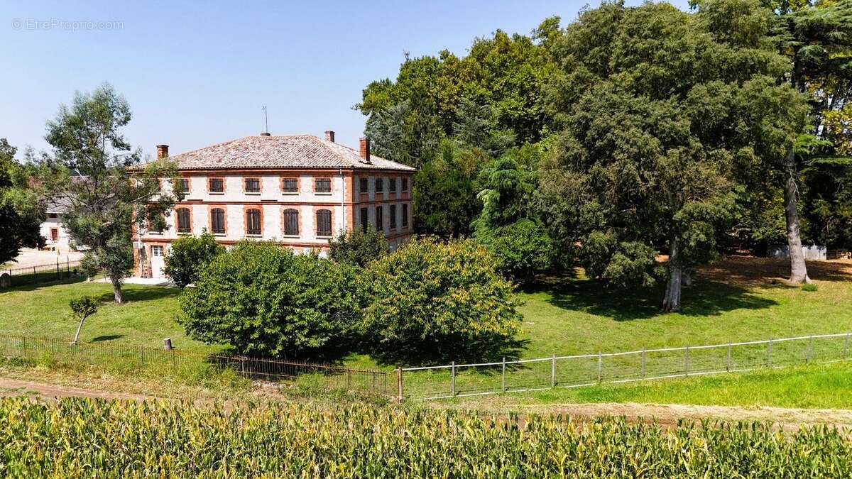 Domaine avec Maison de maître à restaurer et dépendances - photo 16