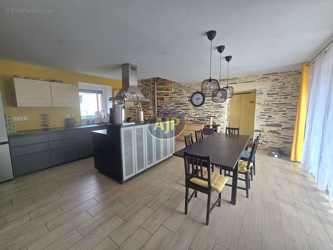 Maison à CONQUEREUIL