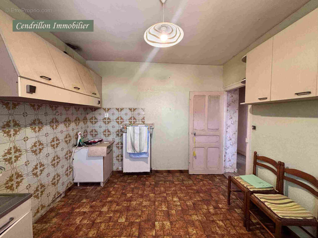 Tout petit prix ! Maison indépendante à rénover offrant un jardin, une dépendance et un emplacement privilégié - photo 5