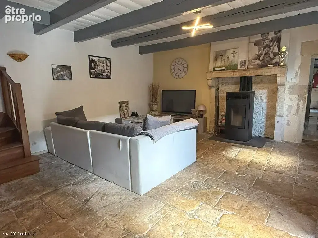 Maison en Pierre Avec Sa Piscine Chauffée et Dépendances Sur 4676m² - photo 7