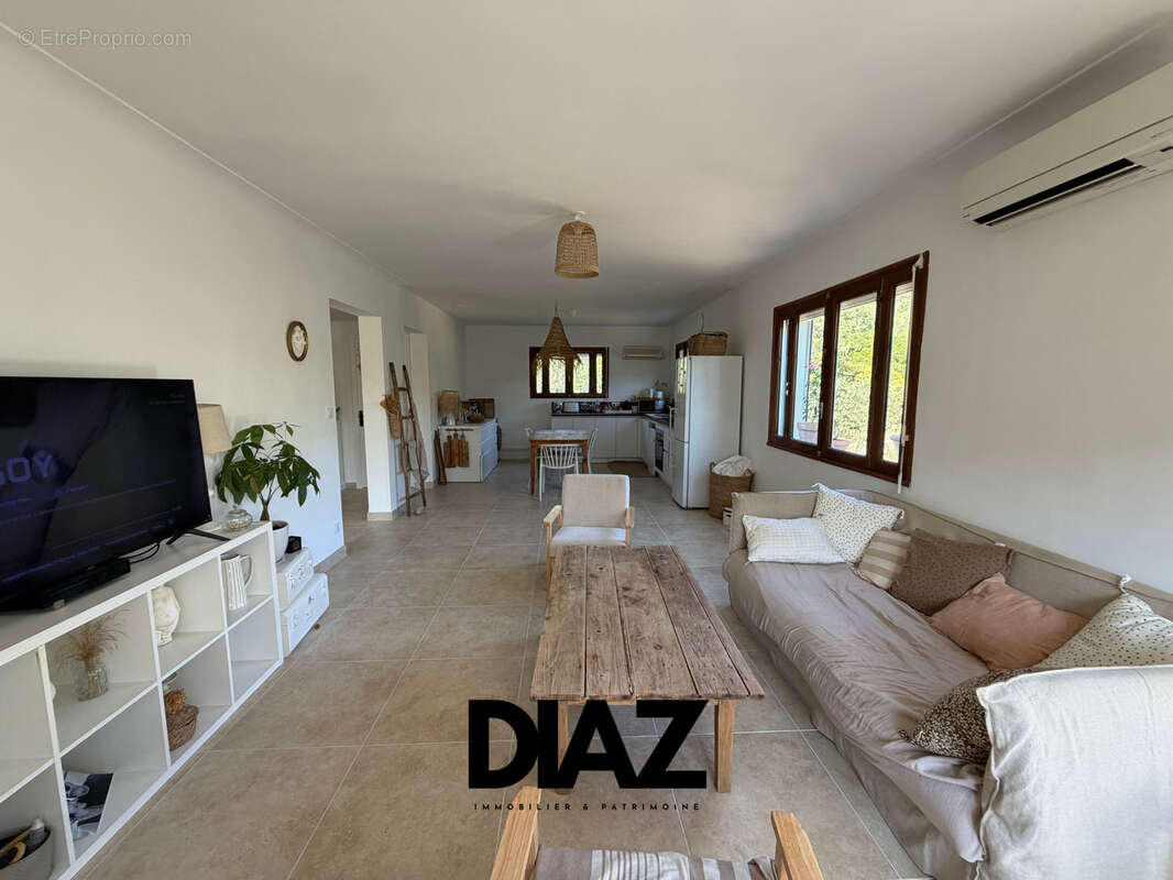 Appartement T3 de 94 m2 avec terrasse de 6 m2, terrain privatif de 510 m2 et grand garage   Nîmes, secteur Boi - photo 4