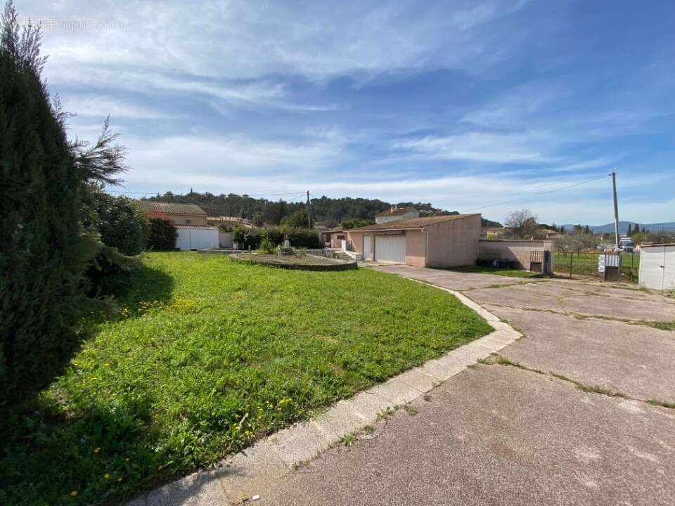 Terrain 811 m² à Pierrefeu-Du-Var  - photo 2