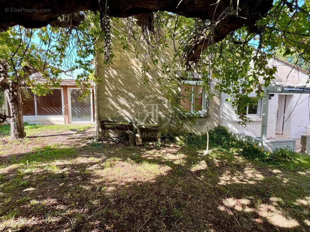 Maison à PETIT-PALAIS-ET-CORNEMPS