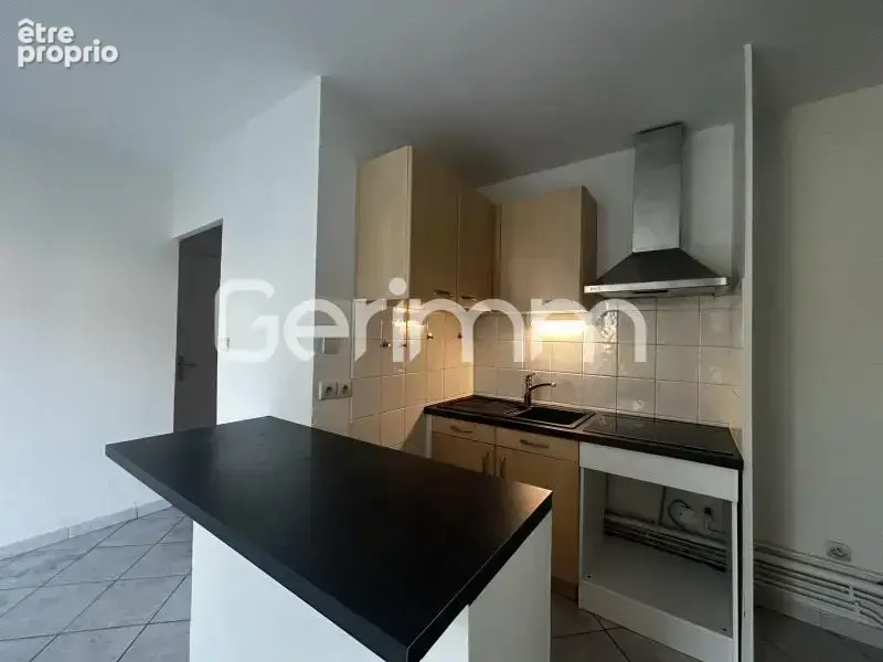 Vente - Appartement - 3 pièces + cuisine - 45 m² - 119 000 € - - photo 2