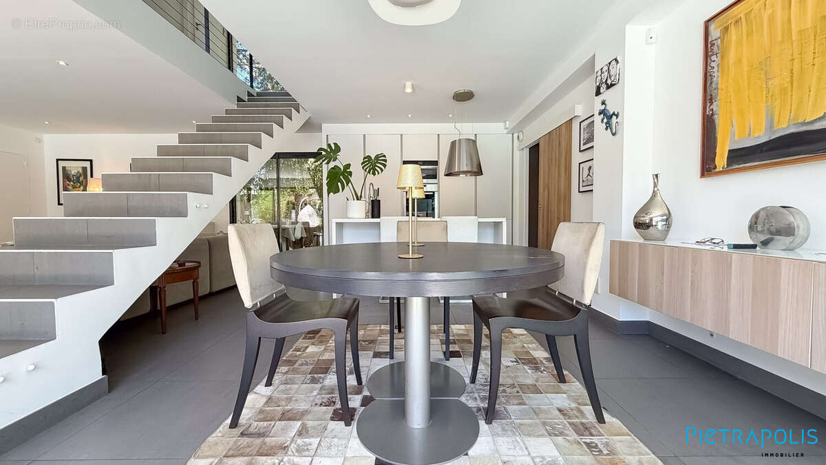 Maison 140 m² à Charbonnieres-Les-Bains  - photo 4