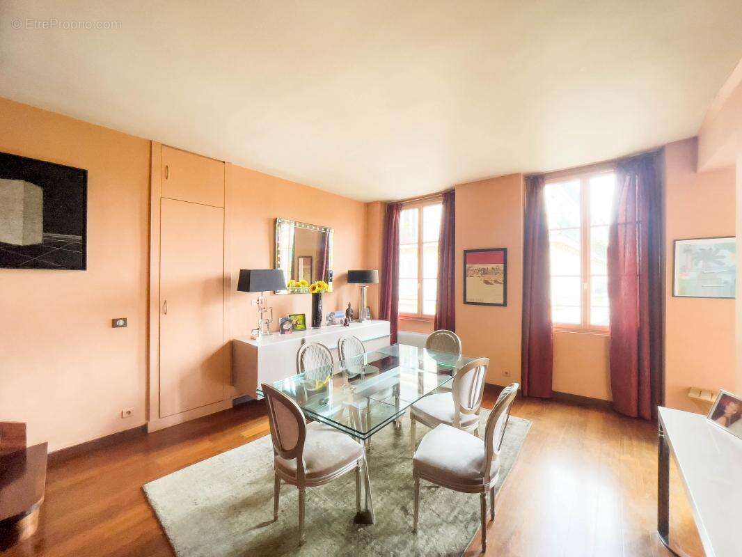 Appartement à PARIS-1E