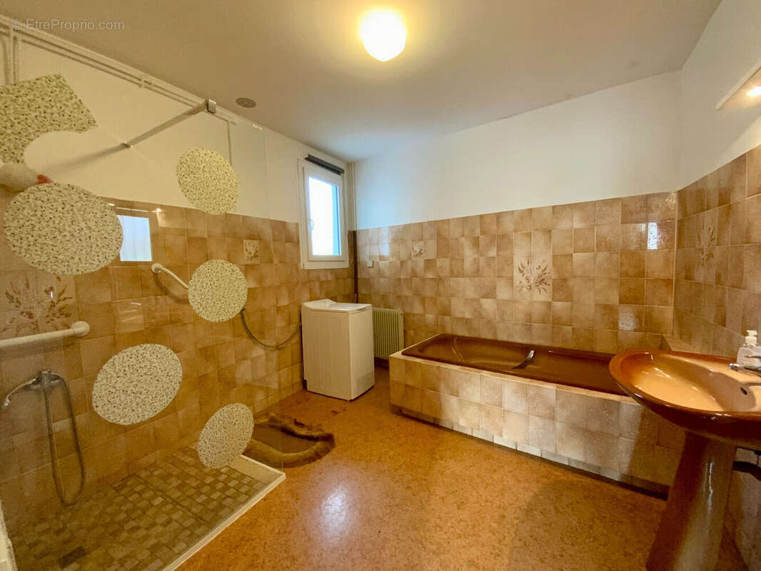 Maison à SAINT-GENIS-DE-SAINTONGE