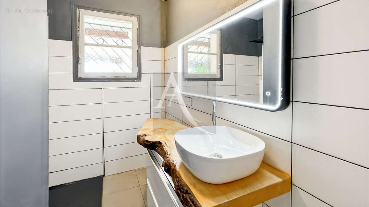 Maison avec dépendances, piscine et terrain plat - 3 chambres - 1 bureau - photo 12