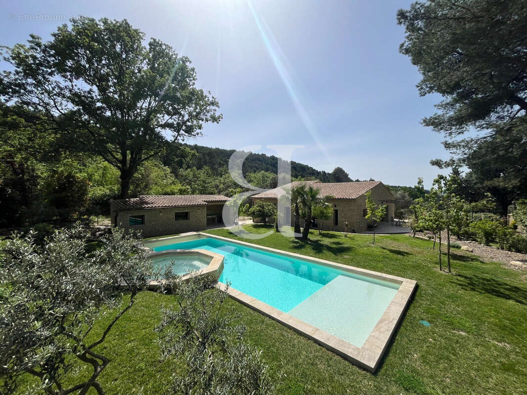 Maison à L'ISLE-SUR-LA-SORGUE