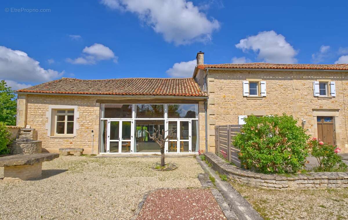 Maison en pierre spacieuse avec grand gîte (4/6 chambres) au cœur d’un village recherché - photo 12