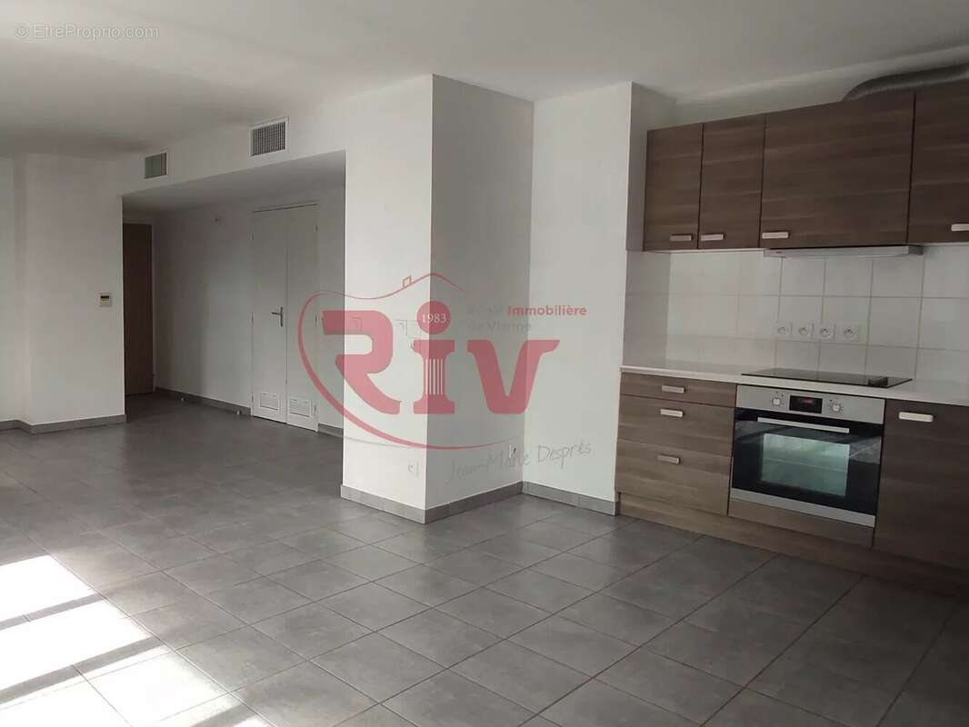 Appartement à LES ROCHES-DE-CONDRIEU