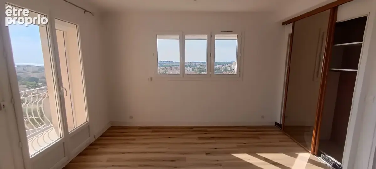 Lumineux F3 avec vue mer - Garage - La Seyne SUD - photo 7