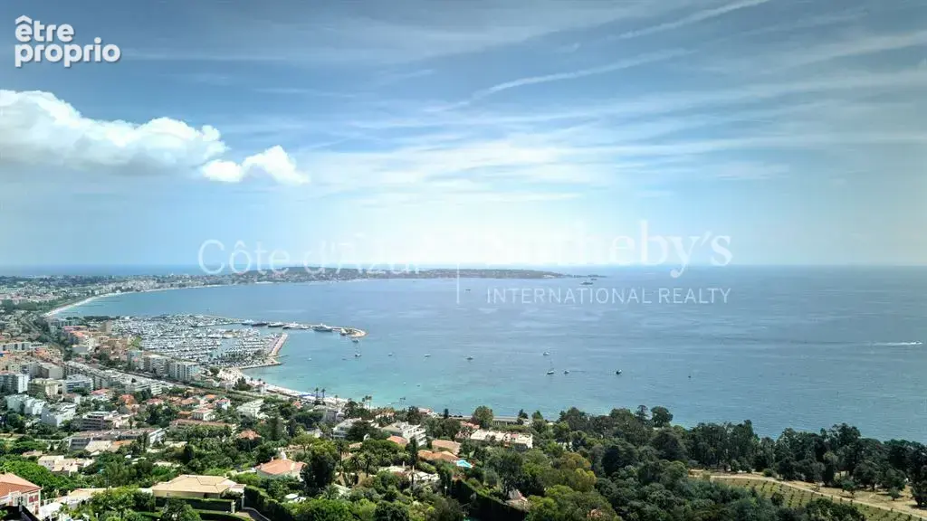 Super Cannes Vallauris, villa de 260 m² avec cinq chambres, piscine et vue mer - photo 4