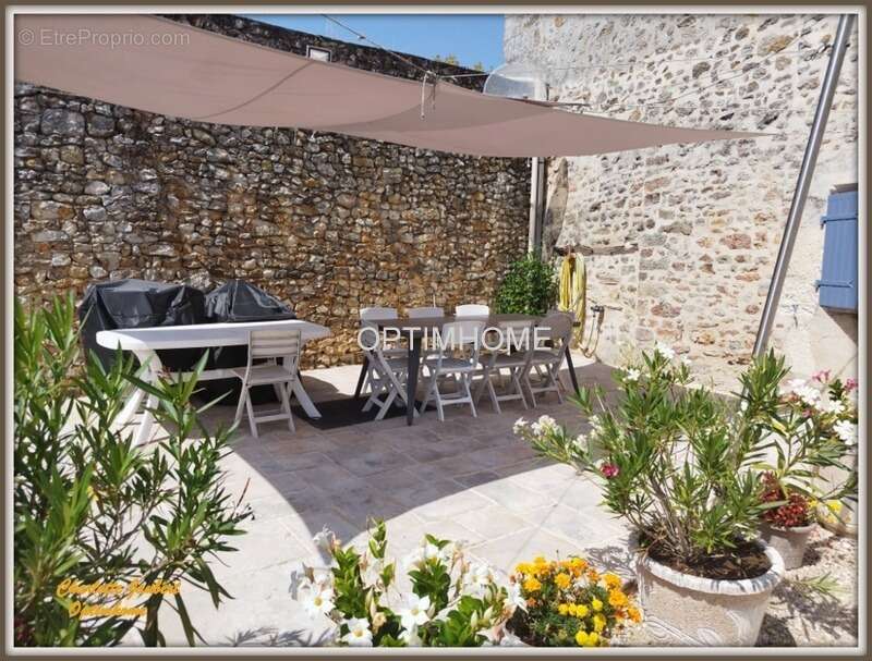 Maison à LA ROCHE-CHALAIS