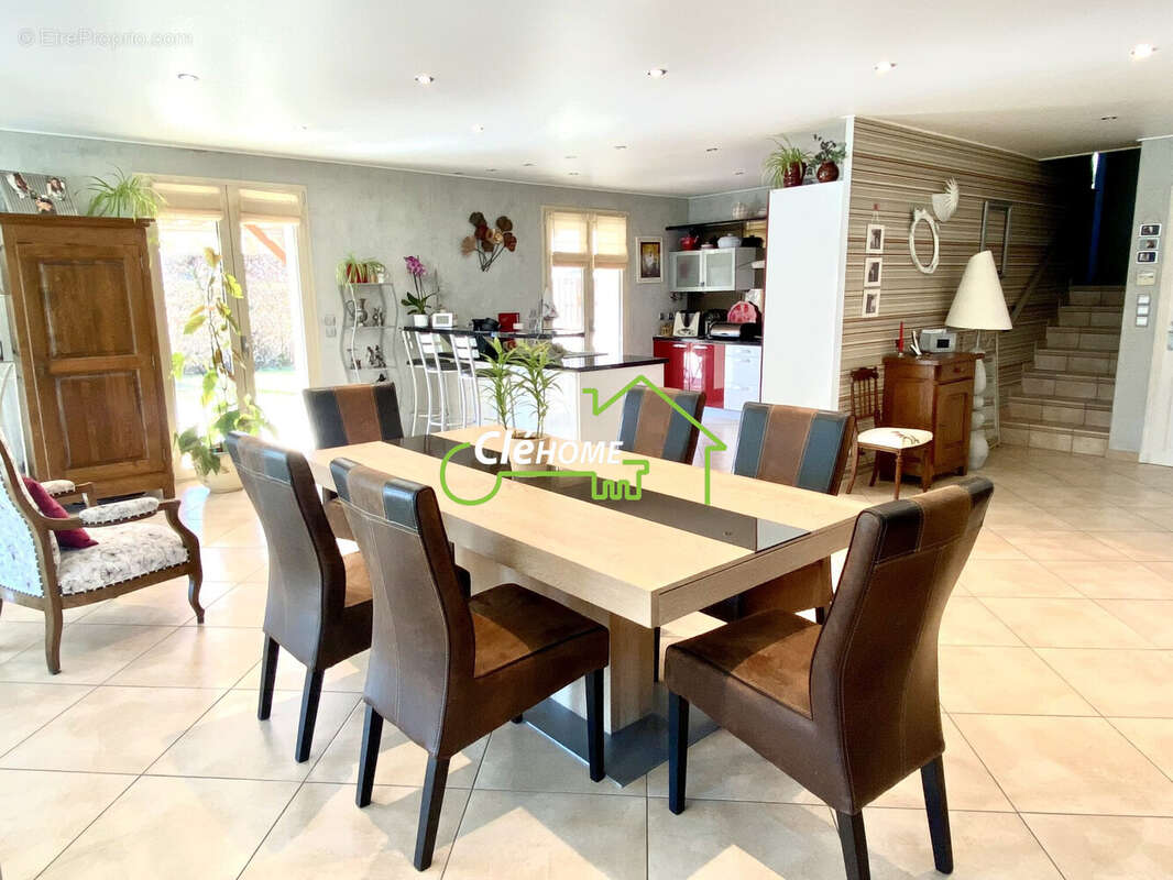 Maison 154 m² à Charentay  - photo 8