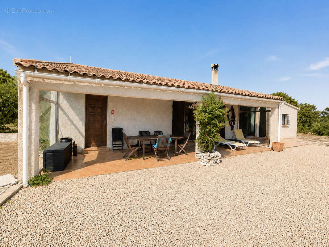 Propriété avec dépendance sur grand terrain constructible à 5 min de la plage de Bonifacio - photo 4