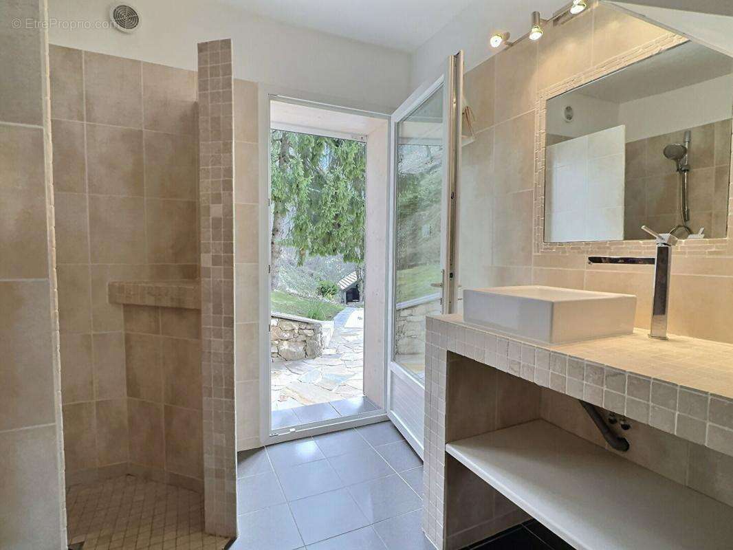 Proche Chambéry ! Propriété de charme, avec piscine et gîte, composée de deux maisons indépendantes sur 2800m2 de terrain - photo 16