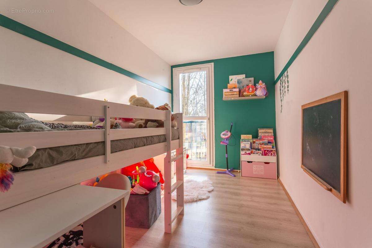 Proche commodités - Appartement 4 pièces de 70.75 m² - 3 CHAMBRES - PARKING & CAVE - photo 7