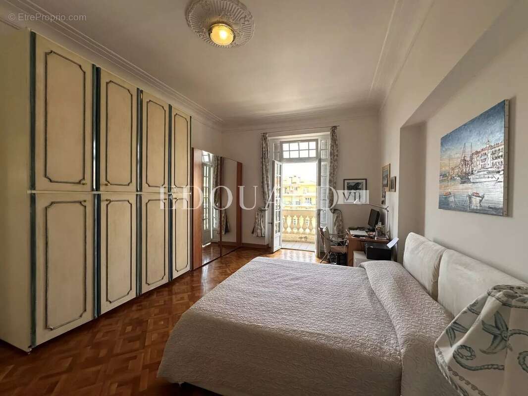 Vaste trois pièces à vendre avec belle vue sur la ville jusqu’à la mer, en plein centre de Menton - photo 24