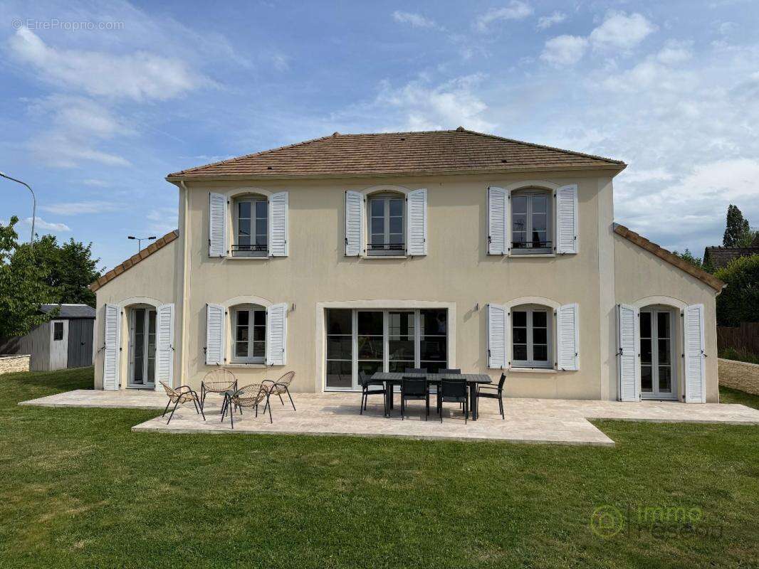 Maison à LA QUEUE-LES-YVELINES