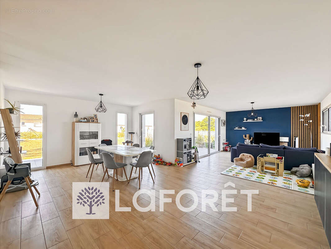 Maison contemporaine 2020 - 199 m² - 4 chambres - Terrain 999 m² entre SAINTES (17100), PONS (17800) et COGNAC (16100) - photo 3