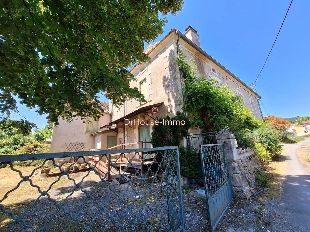 Maison 142 m² à Grand-Brassac  - photo 2
