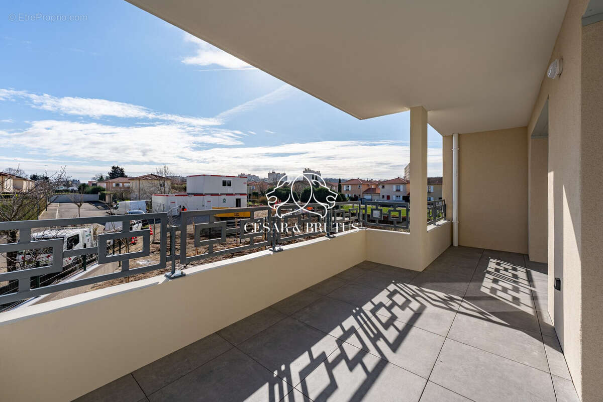 Appartement à MEYZIEU