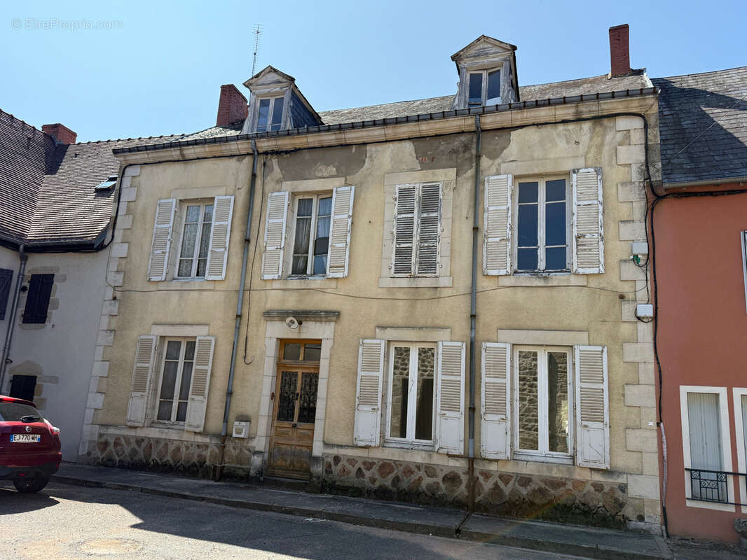 Auv 1227 : Maison de bourg à rénover, jardin, garages et grange - photo 85