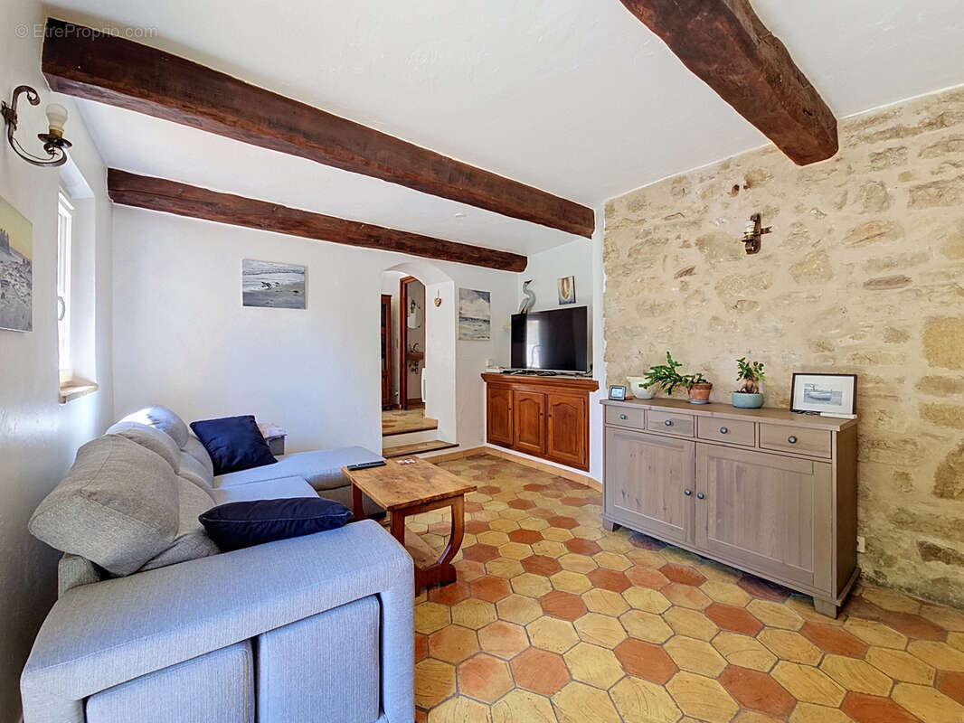 La colle-sur-loup   cœur de village   maison 4/5 pièces de 104 m2 avec jardin, dépendances et stationnements - photo 6