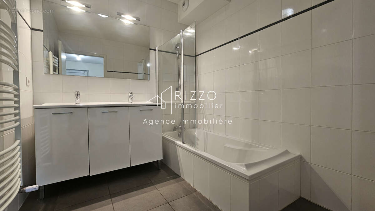 Appartement à PERON