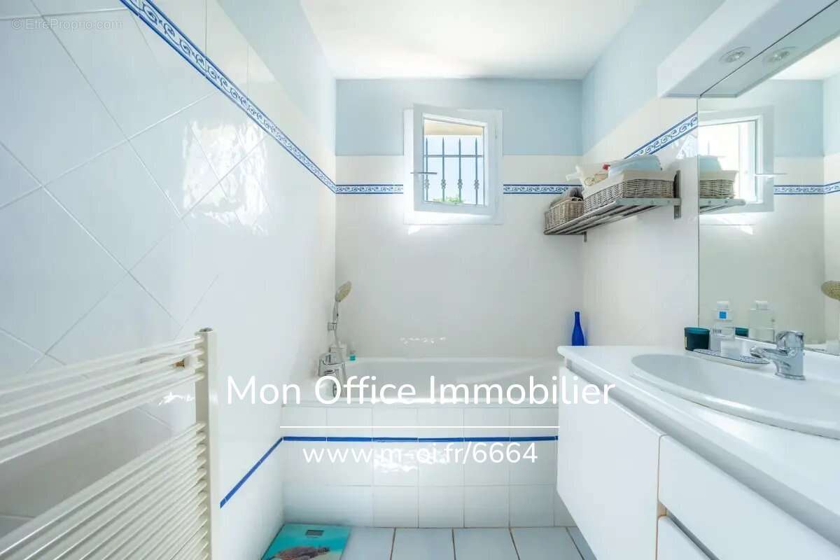 Référence : 6664-NZW. - Maison 4 chambres - piscine, sous sol, garage - photo 11