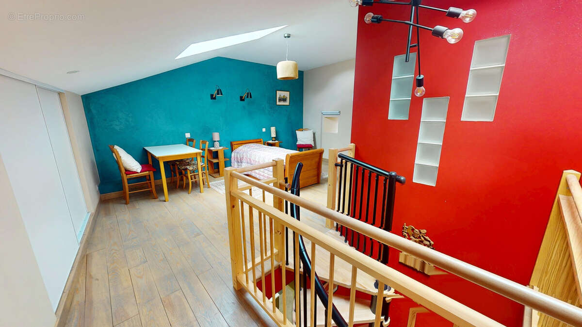 EN EXCLUSIVITE ! le prix d'un grand appartement! Maison de bourg de caractère rénovée, avec garage et terrasse - photo 4